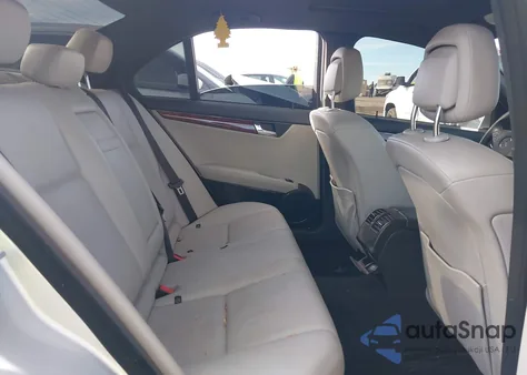 2011 Mercedes-Benz C 300 из США, поврежденный, VIN WDDGF5EB5BR140425